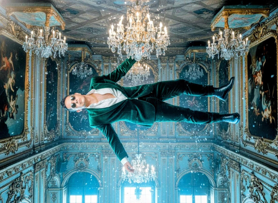 La obra trasciende la reproducción acústica convencional; se ejecuta como un sistema de estímulos diseñado para alterar el entorno sensorial del oyente. »